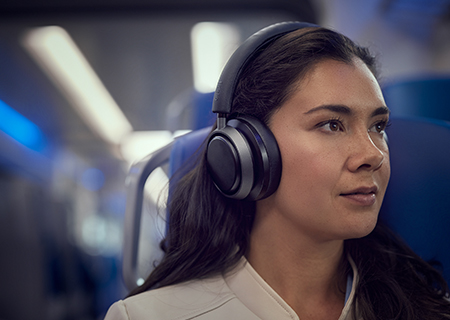 Žena uživa u Noise Canceling Pro+ sa Philips L4 slu&scaron;alicama