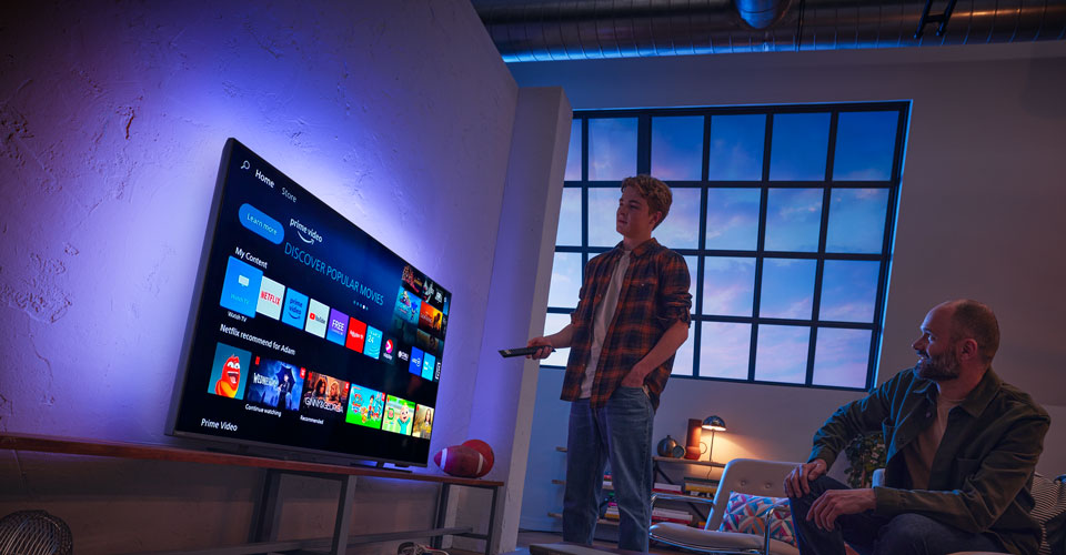 Dva mu&scaron;karca komuniciraju s Titan OS-om