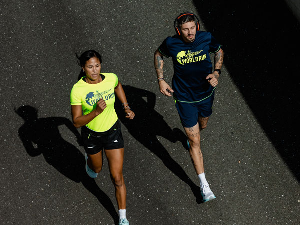 Dvoje trkača žure da ostanu ispred presretačkog vozila.