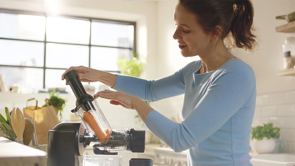 Philips sokovnik s hladnim pre&scaron;anjem u akciji