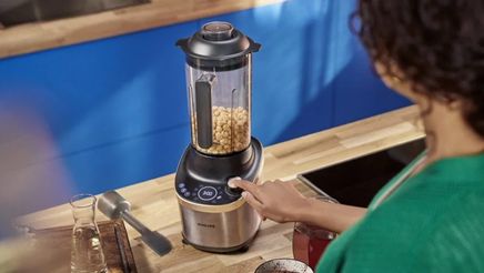 dama upotrebljava blender tvrtke Philips