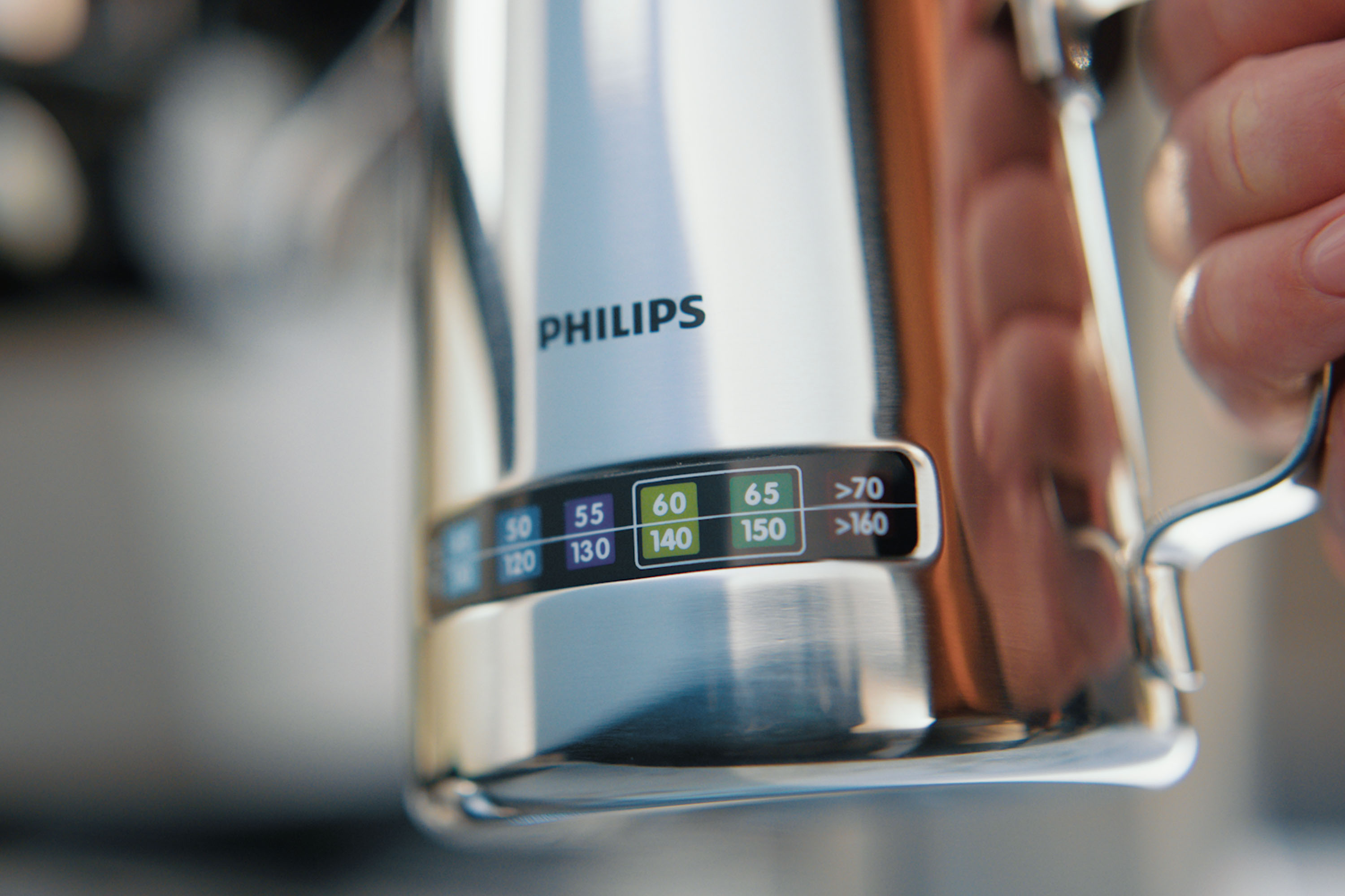 Napravite mliječnu pjenu u vrču za mlijeko